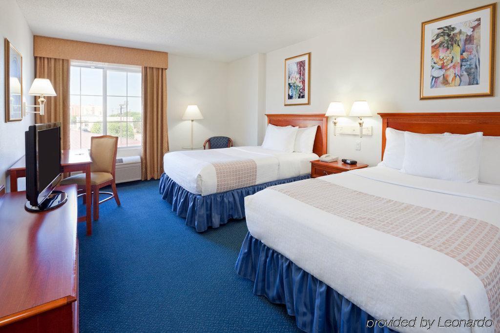 La Quinta By Wyndham Dfw Airport South / Irving Hotel Room photo